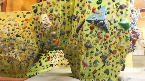 山梨県のクライミング施設「クライミングジム ピラニア 石和店」